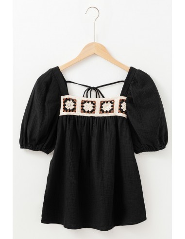 Blouse Noire à Col Carré et Détail Croché Fleurs – Élégante et Féminine